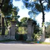 Dopo appena 500 metri, sulla sinistra, eccoci davanti a due colonne sormontate da capitelli che racchiudono un cancello verde: si tratta dell�ingresso della splendida villa Elena